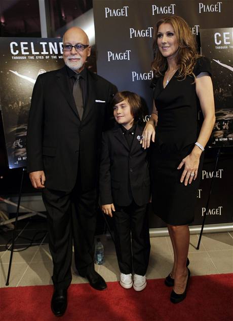 Celine Dion s manelem a synem na snímku z letoního února